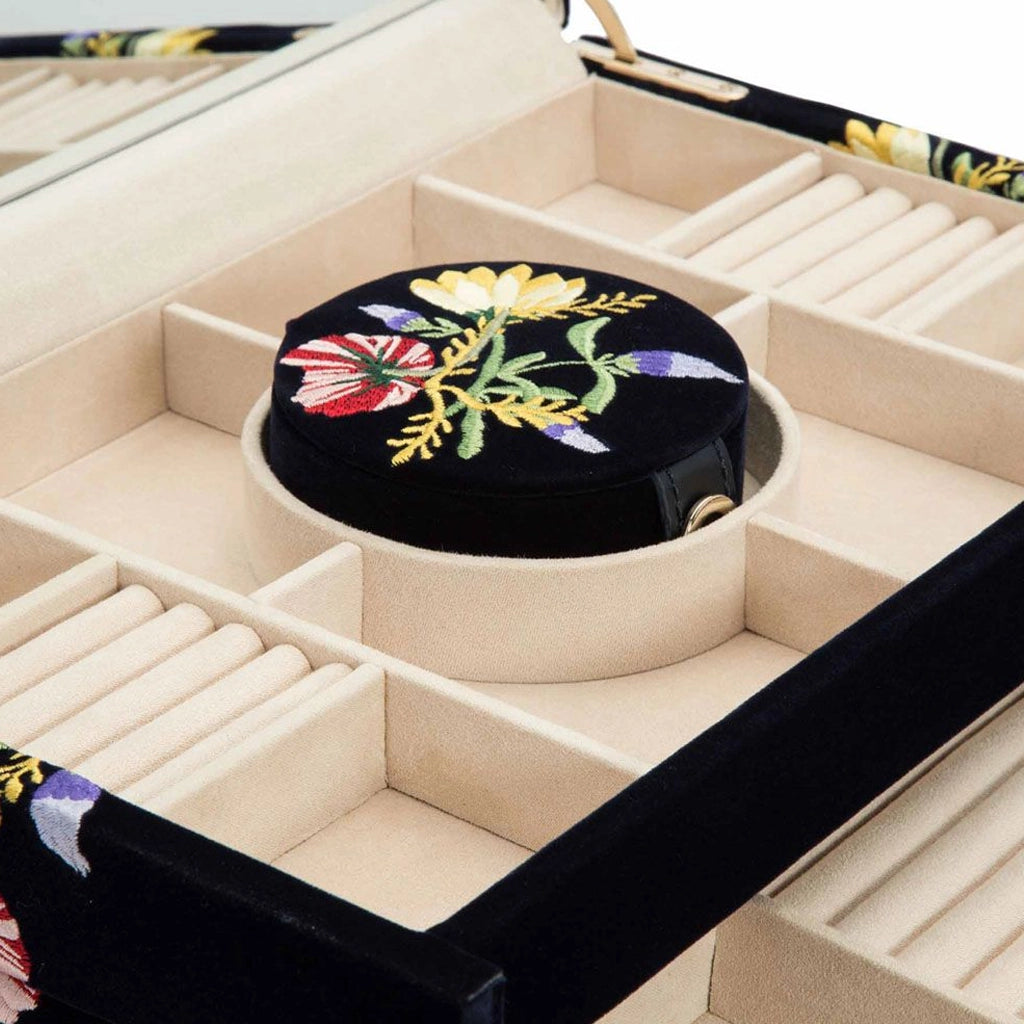 Smykkeskrin med et mindre avtagbart skrin for reise, og med plass til 20 rom, 18 ringruller, 12 kjedeoppbevaring, 5 armbåndsrom, 6 armbånd/klokkemansjett.