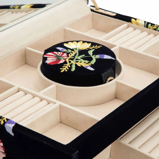 Smykkeskrin med et mindre avtagbart skrin for reise, og med plass til 20 rom, 18 ringruller, 12 kjedeoppbevaring, 5 armbåndsrom, 6 armbånd/klokkemansjett.